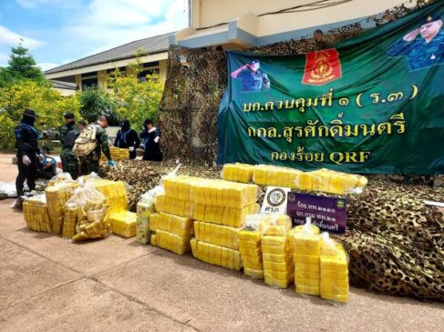 johnwSEAP's tweet photo. Another large haul of 6 million methamphetamine pills &amp; 21kg crystal ice in NE #Thailand, smuggled across the #Mekong river from neighbouring #Laos. Huge seizures now routine, yet only tip of the ice berg as far as actual volume is concerned @jdouglasSEA
https://t.co/1y23UG3sFP https://t.co/jWDwCxk85j