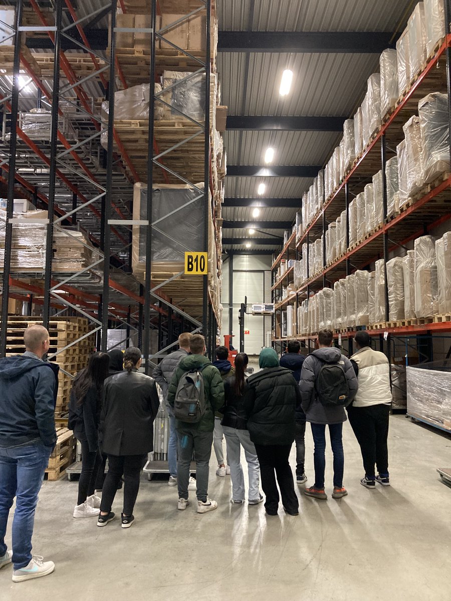 VlotLogistics's tweet photo. Om toekomstig talent warm te maken voor een carrière in de logistiek, openden wij als grootste erkende leerbedrijf voor transport en logistiek in de regio onze deuren voor het Omnia College uit Gorinchem. 
#werkenbijvlot #vlotlogisticsacademy #BBL @DaVinciCollege @STLwerkt https://t.co/2YZnV3ySew
