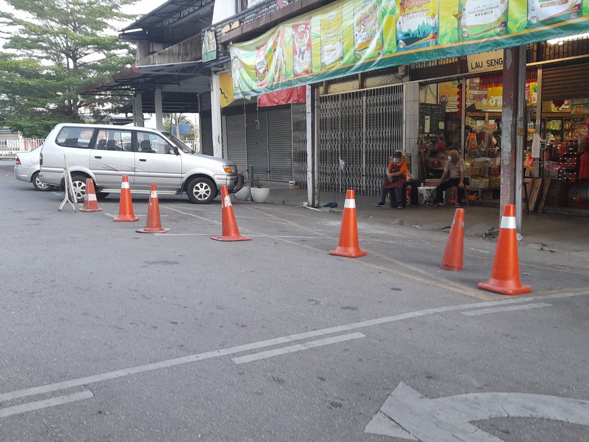 SullivanSulley's tweet photo. In malaysia, this is how you book a whole parking space, with traffic cones.
.
.
.
#Malaysia #Viral #asian #Traffic #cones #BOOKINGS https://t.co/kTyBBJW9Nx