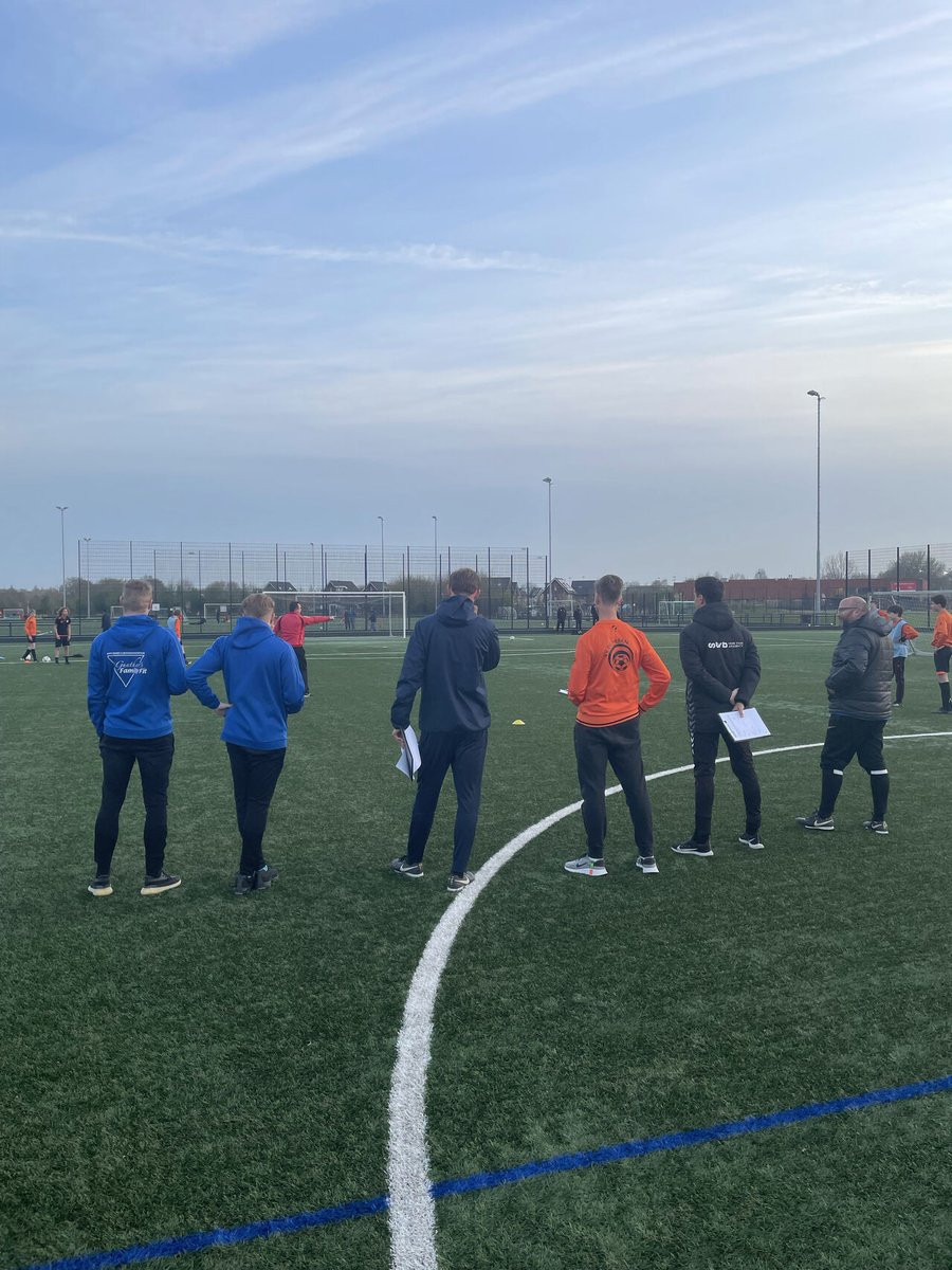 Gisteren vond na maanden dan eindelijk de laatste bijeenkomst plaats bij VV De Meern. Alle trainers gingen aan de slag met de 015 &amp; 016 van de club. En daarna een leuke werkvorm om elkaar te helpen een nog betere coach te worden.

Mooie avond! ✔️

<a href="/PASS_Coaching1/">PASS Sports Coach Academy</a>  @DavidVecht