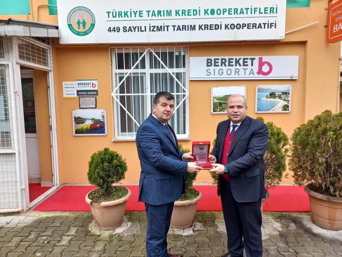 2021 Yılı Kurumsal Performans sonuçlarına göre Bölge Birincisi olan 490 Sayılı Arifiye,Bölge İkincisi 280 Sayılı Yalova ve Bölge üçüncüsü 449 Sayılı İzmit
Tarım Kredi Kooperatiflerine,plaketleri Bölge Müdürümüz Fırat SUNGUR tarafından takdim edildi.