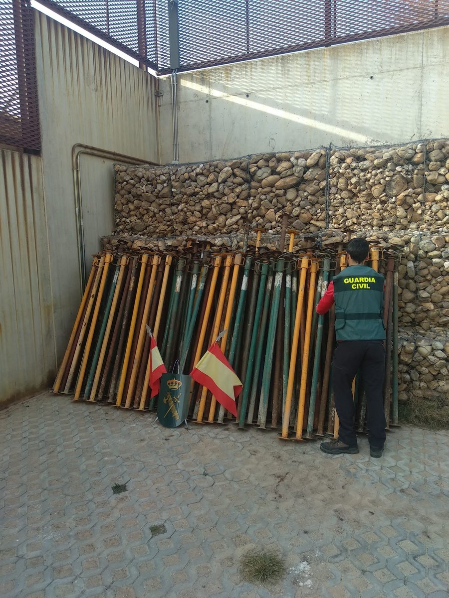GCSoria062's tweet photo. #GuardiaCivilSor, investiga a dos personas vecinas de #Casarejos por hurto de 185 puntales de obra sustraídos en Palacios de la Sierra (Burgos).
#SoriaColaboraGC https://t.co/sz7gN1D8Fq
