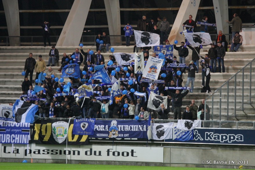 Turchini75's tweet photo. 🚨 SPIAZZAMENTU IN AMIENS 🚨

Samedi 9/04, départ 15h de Paris Porte de Vincennes en car, retour vers minuit : 25€ avec place de stade pour les adhérents, 30€ non adhérents.

📢Infos &amp; résa indispensable : https://t.co/Z8aDUcyYBj

⚪️🔵 Forza Bastia !
#ascscb #deplacement #scb https://t.co/7rFwAur6rI