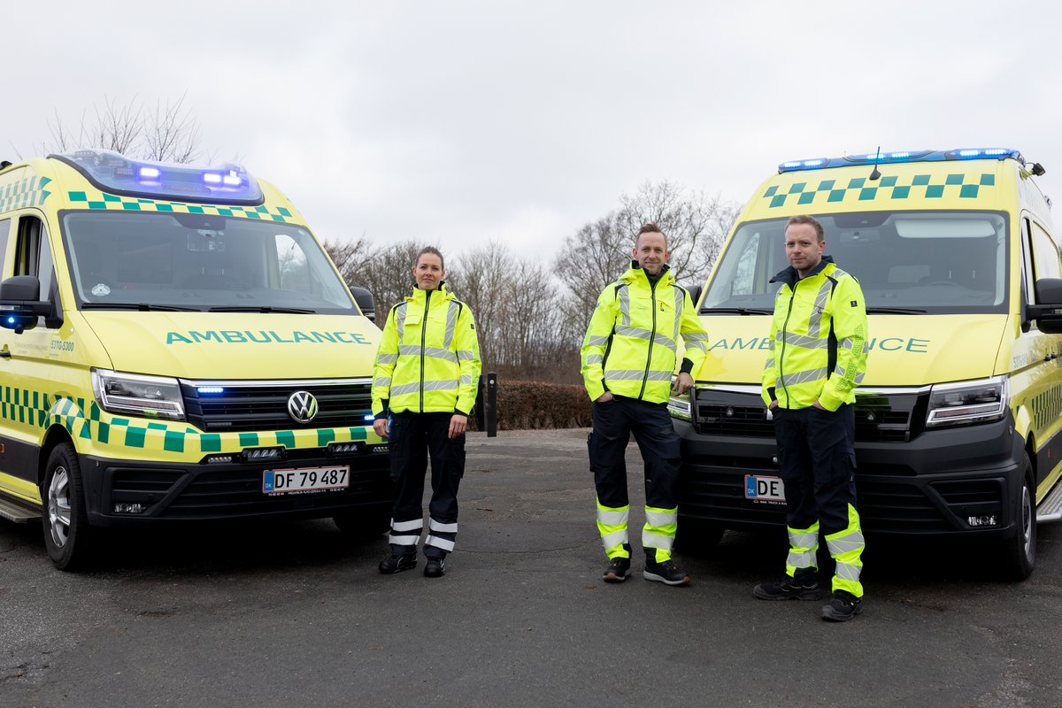 Reg_Nord's tweet photo. Nu kører alle de nye ambulancer på vejene!
 
Regionen og PreMed overtager egentlig først ambulancetjenesten i Nordjylland på fredag. 
 
Men vi har - med hjælp fra nuværende operatør, Falck - tyvstartet lidt, og sat bilerne i drift allerede nu, så vi sikrer en glidende overgang 🚑 https://t.co/7JURm5lbKn