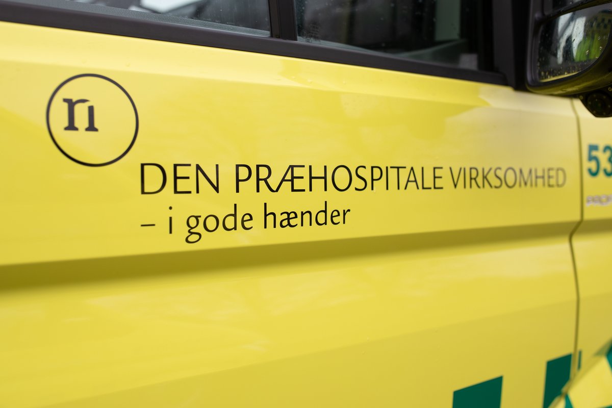 Reg_Nord's tweet photo. Nu kører alle de nye ambulancer på vejene!
 
Regionen og PreMed overtager egentlig først ambulancetjenesten i Nordjylland på fredag. 
 
Men vi har - med hjælp fra nuværende operatør, Falck - tyvstartet lidt, og sat bilerne i drift allerede nu, så vi sikrer en glidende overgang 🚑 https://t.co/7JURm5lbKn