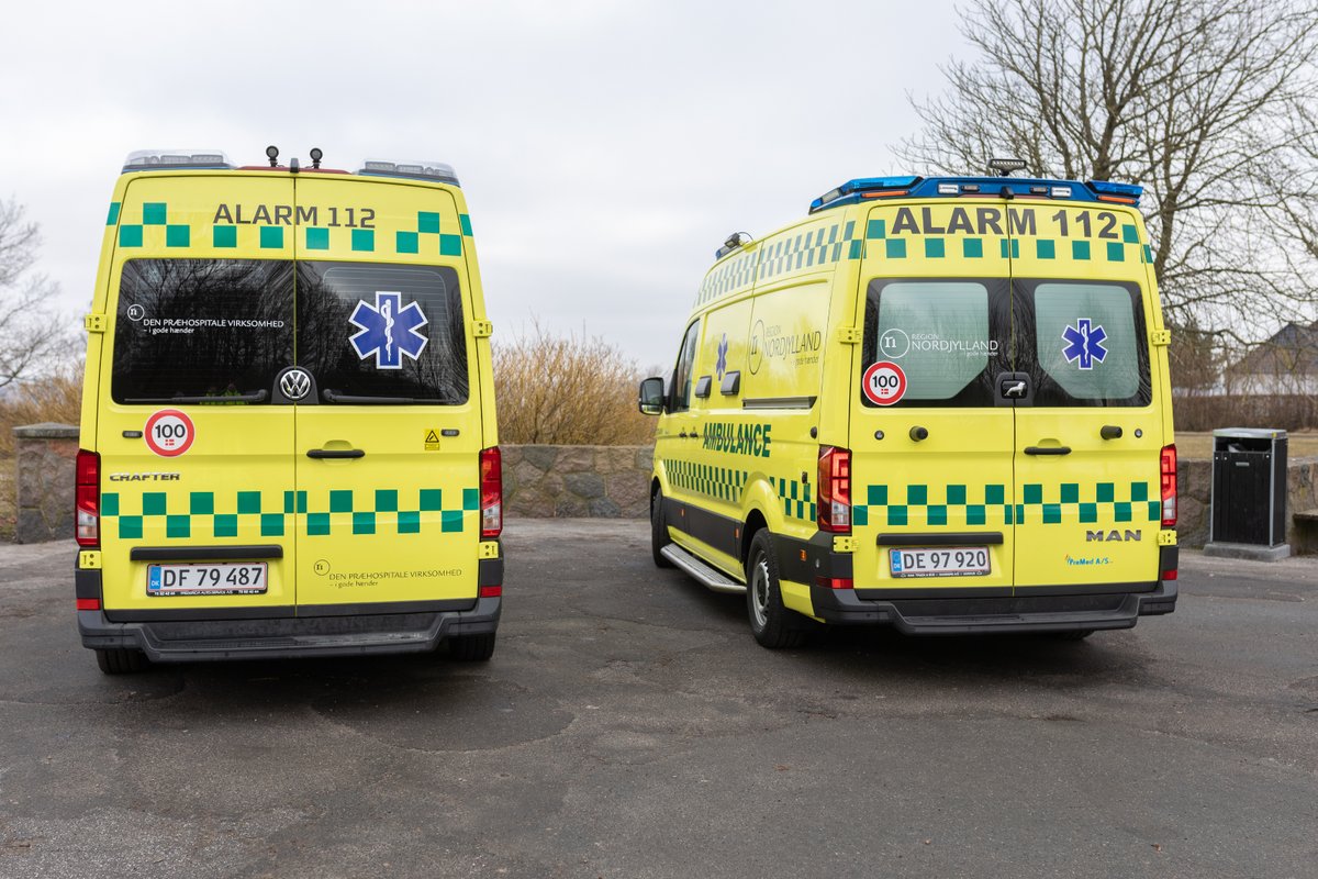 Reg_Nord's tweet photo. Nu kører alle de nye ambulancer på vejene!
 
Regionen og PreMed overtager egentlig først ambulancetjenesten i Nordjylland på fredag. 
 
Men vi har - med hjælp fra nuværende operatør, Falck - tyvstartet lidt, og sat bilerne i drift allerede nu, så vi sikrer en glidende overgang 🚑 https://t.co/7JURm5lbKn
