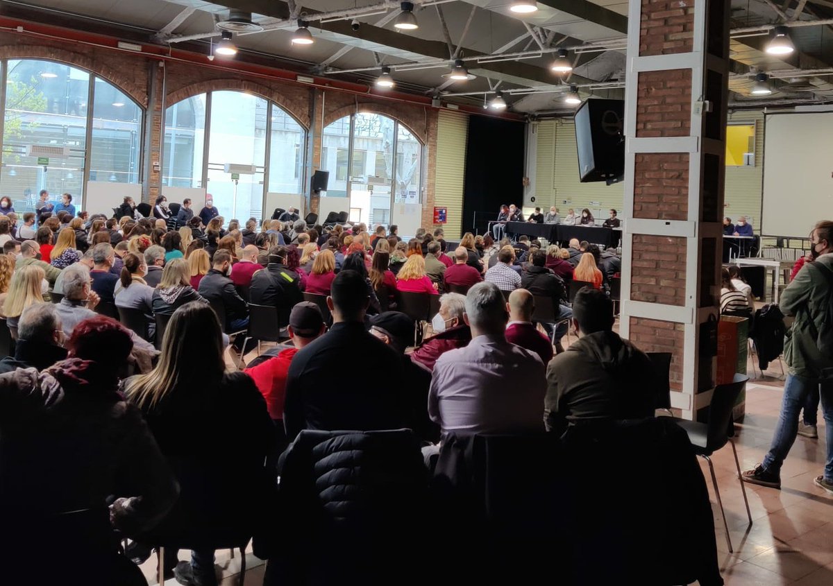 Estamos en Asamblea General de Trabajadores/as de #MetroBcn
Gracias a las 600 firmas de la plantilla podemos hacer lo que nos da fuerza delante de la Dirección 💪🏿💪🏿