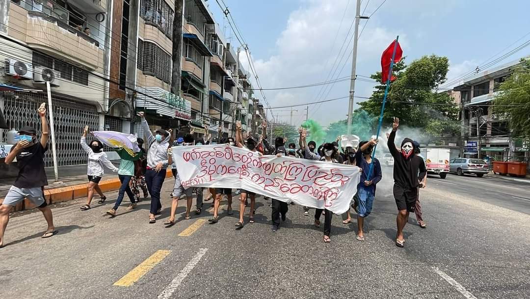 minn_robert's tweet photo. #2022Mar29Coup

I share some photo footages of @abfsu_cec protest In Yangon.

"Fight Fascism &amp; Build People's Democracy"
#WhatsHappeningInMyanmar https://t.co/hKFdHAiafv