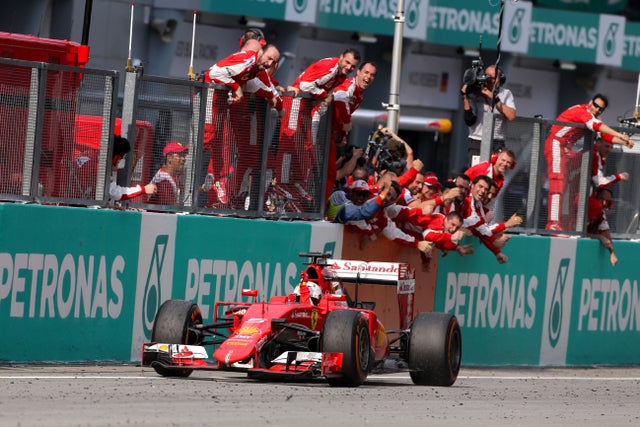 FStuppia's tweet photo. 29/03/2015
#Ferrariisback #Vettel https://t.co/aeKUb8gGSr