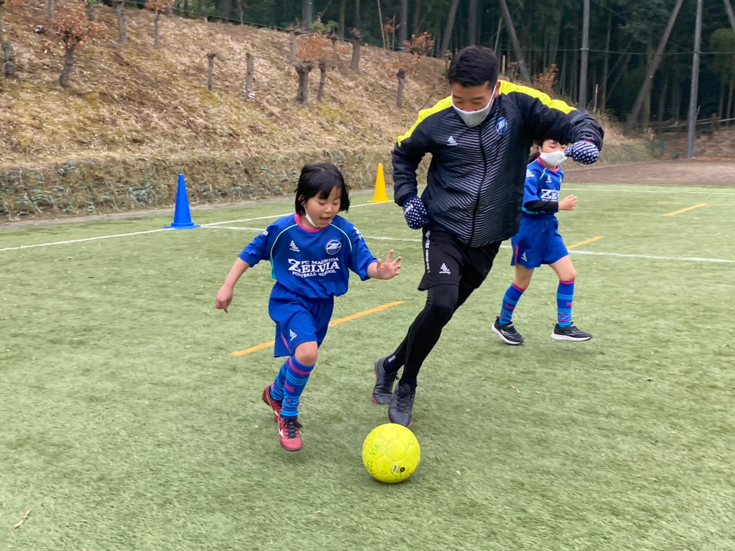 Fc町田ゼルビアフットボールスクール Na Twitteru 春休みサッカー教室 昨日からから始まりました 春休みサッカー教室 今回のテーマは 個人やグループでの突破 本日はサッカー教室2日目 女の子クラスも開催されました 最終日も頑張るぞー Fc町田