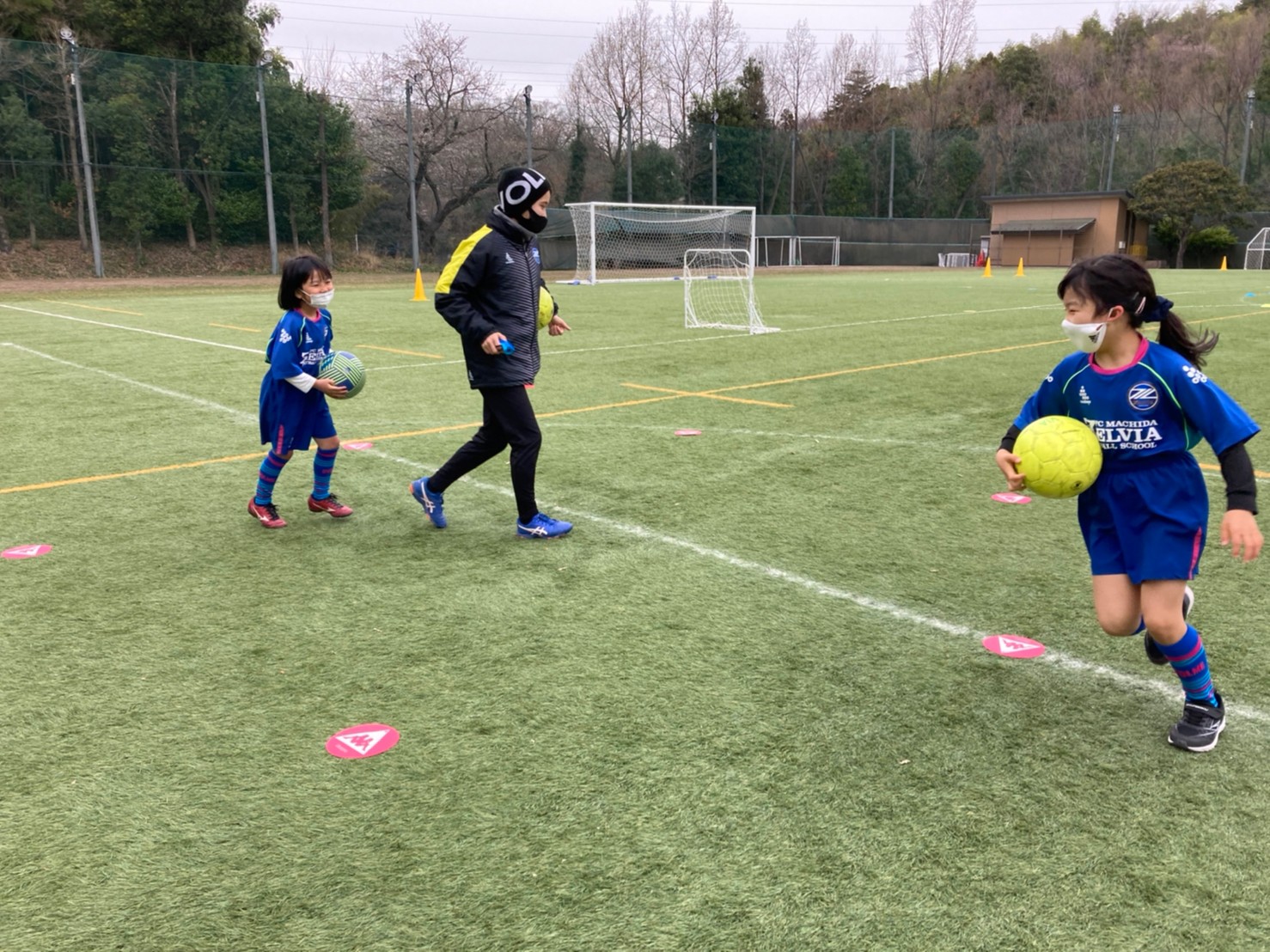 Fc町田ゼルビアフットボールスクール Na Twitteru 春休みサッカー教室 昨日からから始まりました 春休みサッカー教室 今回のテーマは 個人やグループでの突破 本日はサッカー教室2日目 女の子クラスも開催されました 最終日も頑張るぞー Fc町田