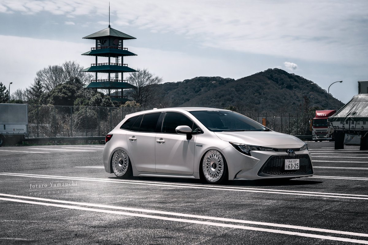 Hy_YAMA1122's tweet photo. 通勤車&amp;ファミリーカー

COROLLA Touring HYBRID 納車です

エアサス　ploom×airlift3P
ピロアッパー ploom
rotiform LHR-M
北米エンブレム
遠藤商会ワイパーレスキット

制作MOONTECH @hikaru1511さん
相談乗ってくれた@TaKa_8910_ さん
カメラマンの方々本当にありがとうございました🙇‍♂️

最高です👍 https://t.co/XZav79rGOT