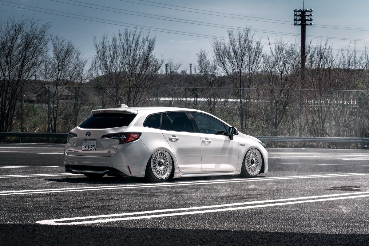 Hy_YAMA1122's tweet photo. 通勤車&amp;ファミリーカー

COROLLA Touring HYBRID 納車です

エアサス　ploom×airlift3P
ピロアッパー ploom
rotiform LHR-M
北米エンブレム
遠藤商会ワイパーレスキット

制作MOONTECH @hikaru1511さん
相談乗ってくれた@TaKa_8910_ さん
カメラマンの方々本当にありがとうございました🙇‍♂️

最高です👍 https://t.co/XZav79rGOT
