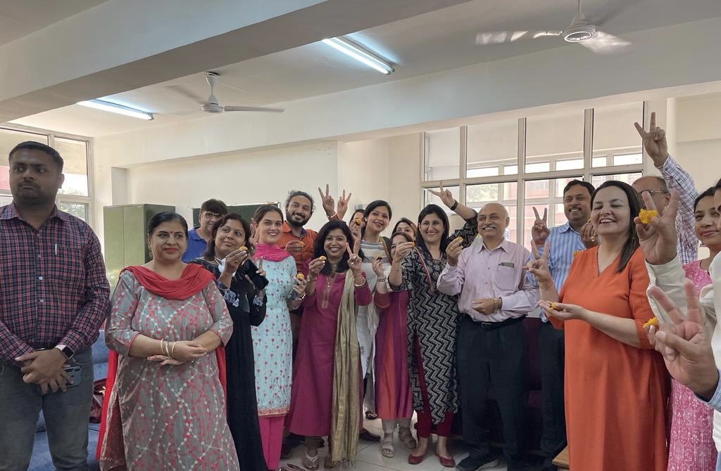 DrDikshaKakkar1's tweet photo. We as employees of Chandigarh private aided colleges are very happy on the announcement of Centre pay scales for college teachers by Honourable home minister Amit Shah ji….waiting for the notification 🙏🙏 #ChandigarhEmployeesAreHappy @narendramodi @PMOIndia @SatyaPalJain https://t.co/EknQduh6kV