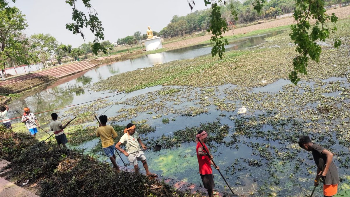 JharkhandDMA's tweet photo. सरकार की अतिमहत्वाकांक्षी योजना मुख्यमंत्री श्रमिक योजना के तहत आज दिनांक 28.03.2022 को हजारीबाग नगर निगम क्षेत्र अंतर्गत निबंधित शहरी श्रमिकों को तालाब की साफ-सफाई से संबन्धित कार्यों में लगाया गया।
#MSY #UnskilledLabour #100DaysEmployment
@HemantSorenJMM  @JharkhandCMO https://t.co/3XoDWx75mQ