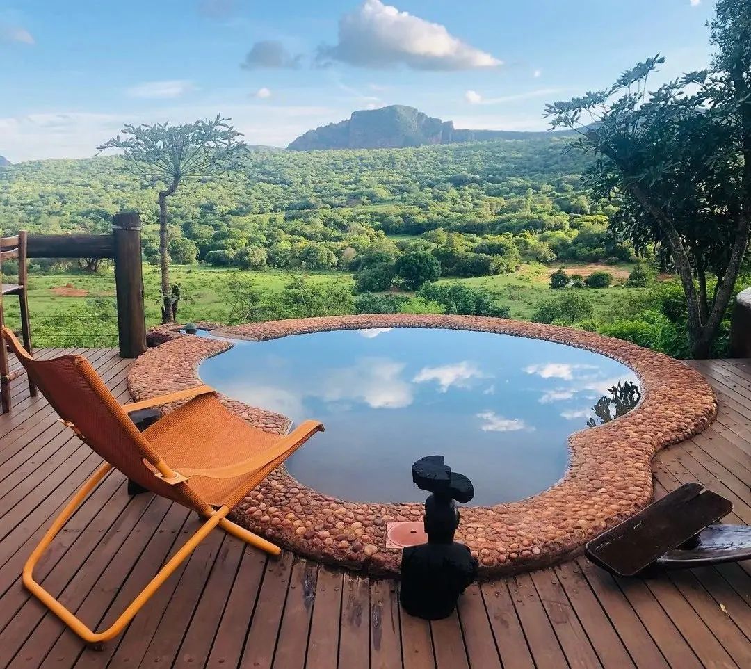 Imagine waking up to this view? 

Located on top of the Soutpansberg Mountains, at Leshiba Mountain Retreats you are free to walk without a guide amongst wildlife, cycle untamed terrain, track game, learn about medicinal plants and discover ancient Rock Art! 📸@go_limpopo