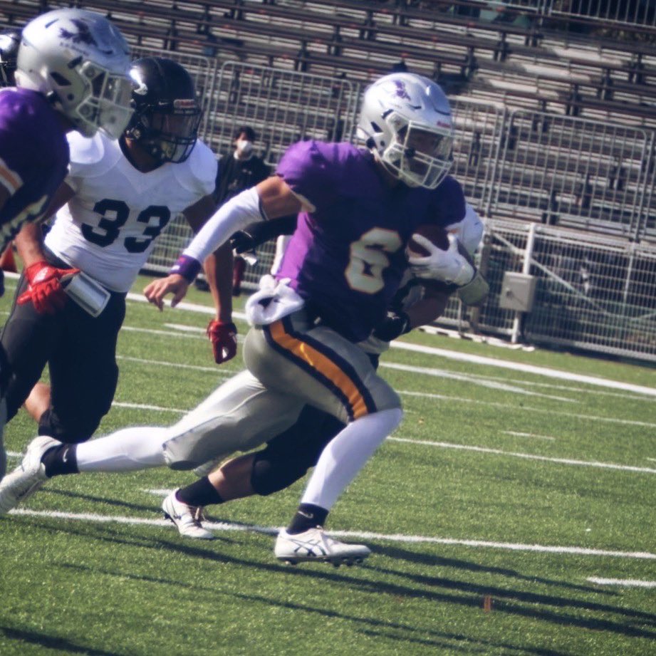 Uzivatel 佛教大学アメリカンフットボール部hawks Na Twitteru ポジション紹介 Qbはオフェンスの司令塔です パスを投げたりボールをrb ランニングバック 渡したり そして時には自分でボールを持って走ったりします オフェンスはまさにqb中心に展開していき 強力