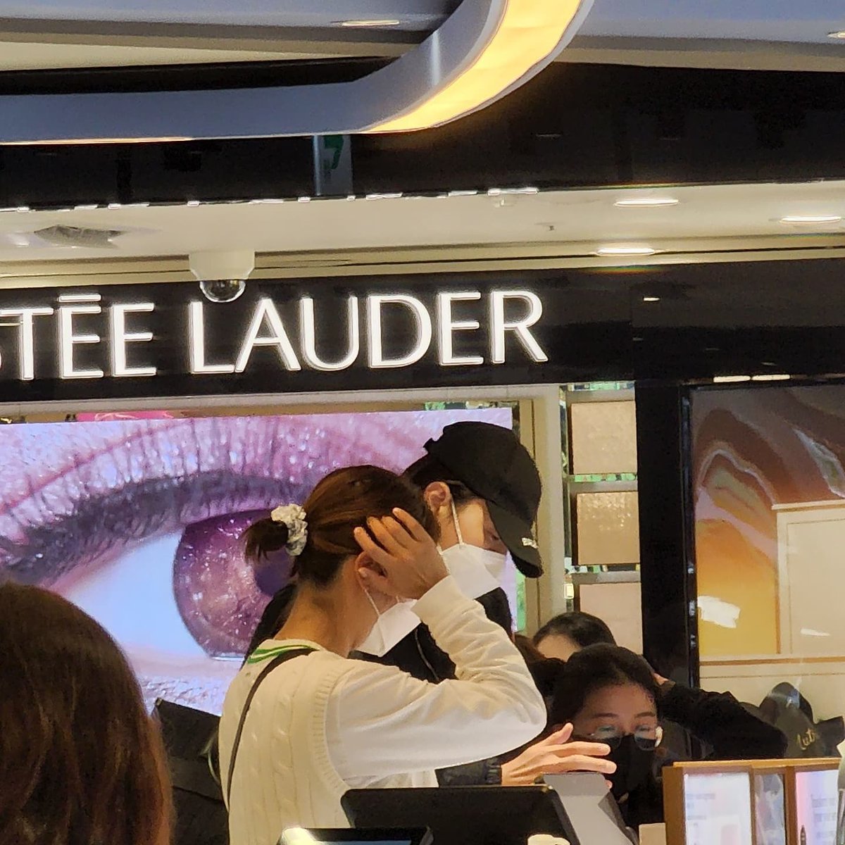 아미친
개설레게생김
어케 모자랑 마스크로 다가리고 귀랑 눈이랑 손(ㅠ♡)만 보이는데 분위기도 이렇게 잘낫니,,,