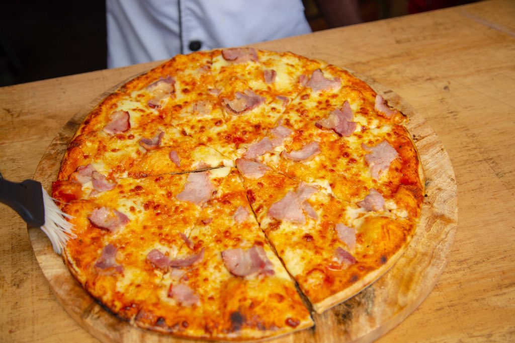 PizzaGoUG's tweet photo. Where the Ham Pizza lovers at? At only 34k this 🍕 will make it’s way straight to you..👌🏿😋

Order Now! DM or call 0780 262 230 or 0759 945 442. We deliver to you!
#pizza #pizzago #pizzalover https://t.co/ZP59561goK