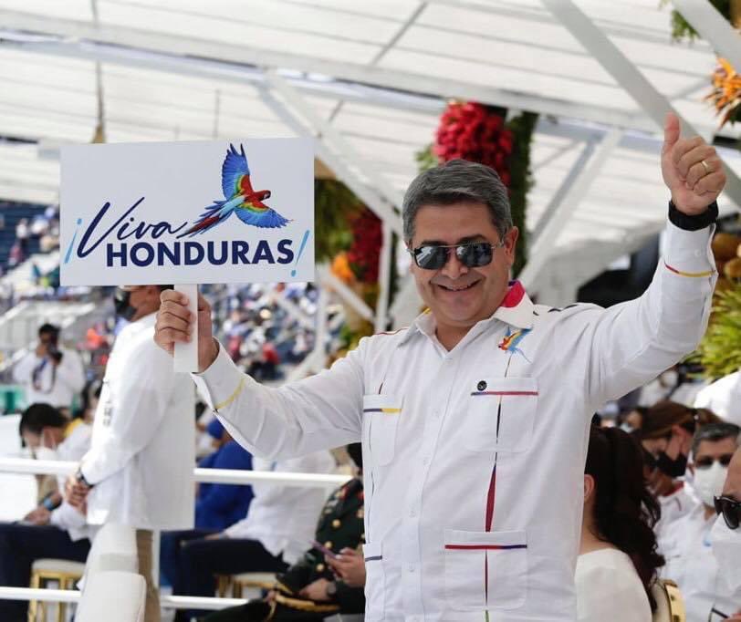 LiliMass's tweet photo. La Corte Suprema de Justicia de Honduras ratificó la extradición EEUU por narcotráfico del expresidente Juan Orlando Hernández, quien horas antes de conocer que sería extraditado, presagió que podría enfrentar tres cadenas perpetuas y convertirse "en un muerto en vida". https://t.co/zSZyEAkJVj