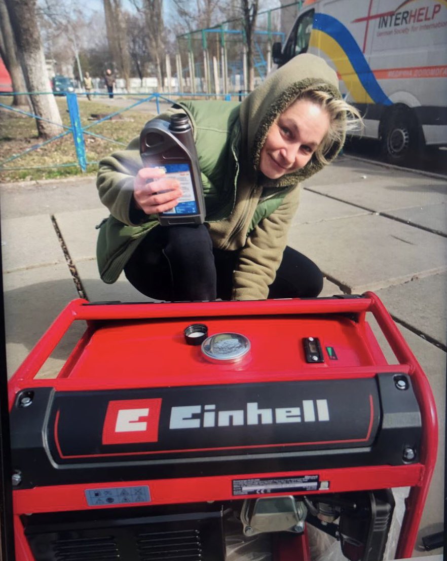 lapatina_'s tweet photo. This woman drove six generators from Krakow to the outskirts of #Kyiv, and just urgently unloaded one for our soldiers in Irpin. “Gotta go now, it’s very loud here,” she said. My mother is unbelievable https://t.co/zgEwMeLPFv