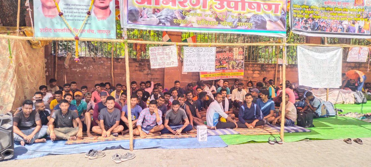 Vishallandge199's tweet photo. #SSCGD2018 के अभ्यार्थीओं की ताकत तो बोहत है लेकिन हमें अपनी ताकत कहाँ दिखाना ये पत्ता नहीं है....हम गलत जगा सही ताकत लगाते है.
और सही जगा ताकत ही नहीं लगाते वहाँ हम हारते है. जहाँ से हारना हमारे मौत के बराबर होता है..
#sscgd_2O18_ProtestNagpur
@nitin_gadkari @CMOMaharashtra https://t.co/N9xr2W4jBW