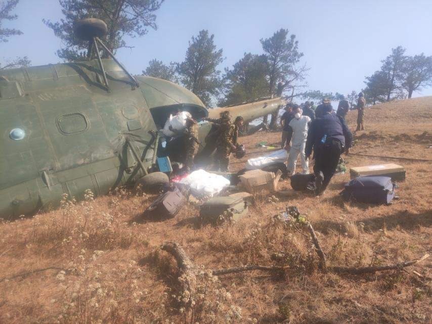 ChinHumanRights's tweet photo. A military chopper crashed this morning in Hakha after being swept away by fast winds as it approached a helipad inside #LIB266 base for landing. The chopper was reportedly carrying loads of cash for salaries of civil servants in Chin State. All occupants survived with injuries https://t.co/h5JOXuwcyC