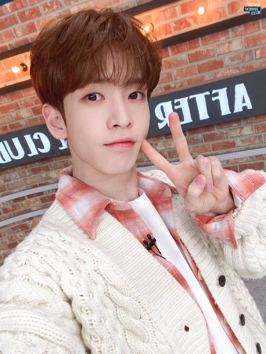 arirang_ASC's tweet photo. [MC]
⠀
🐧러블리말랑우유떡아기펭귄의 MC 데뷔✨
게스트에 대해 공부도 열심히 해오고 멘트 하나하나 놓치지 않고 다 잘 해내고🥹 오늘이 첫 MC라고는 믿기지 않을 정도로 너무 잘해내서 그저 기특한 마음뿐입니다🫶🏻 평생 앨런하기로 모두 약속! 그럼 우리는 담주에 만나요 🫧
⠀
@CRAVITYstarship https://t.co/kcdMH0QjAt