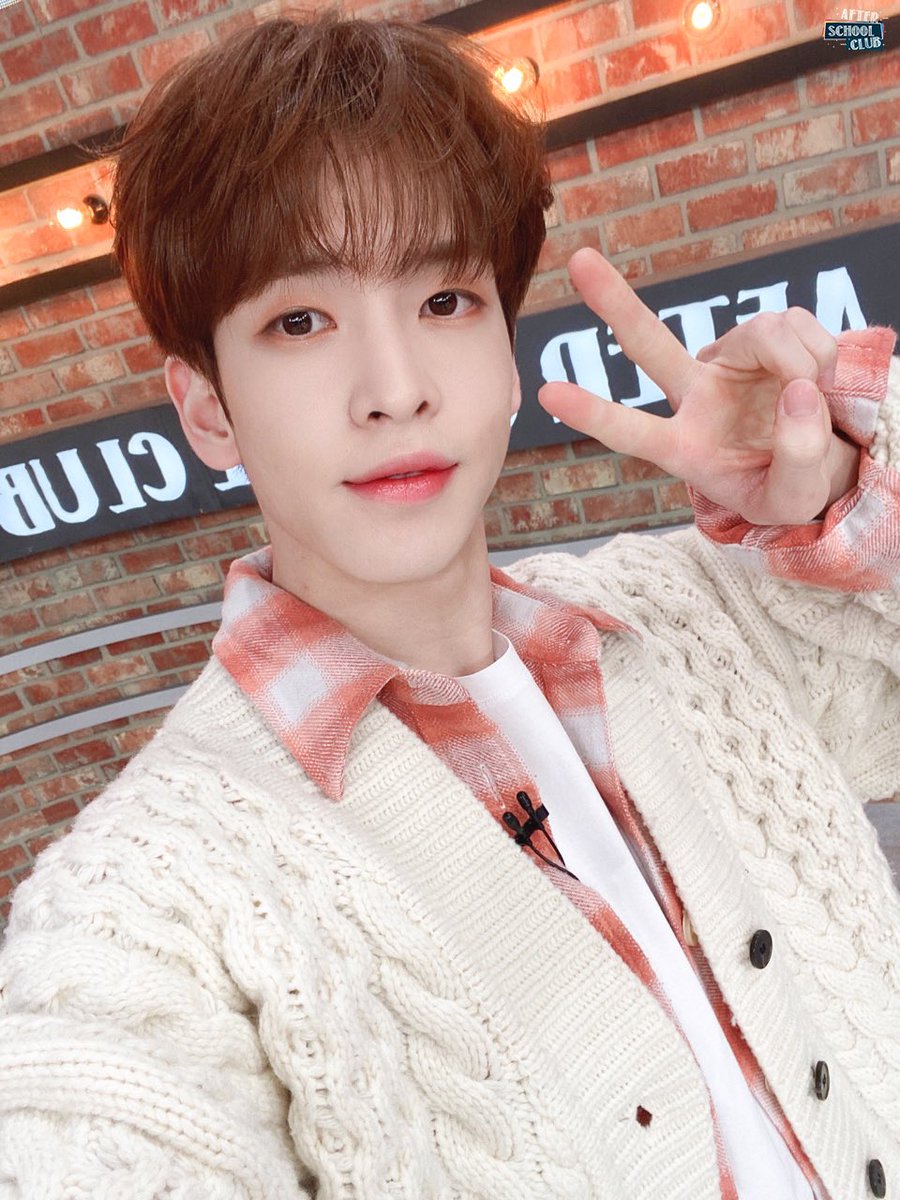 arirang_ASC's tweet photo. [MC]
⠀
🐧러블리말랑우유떡아기펭귄의 MC 데뷔✨
게스트에 대해 공부도 열심히 해오고 멘트 하나하나 놓치지 않고 다 잘 해내고🥹 오늘이 첫 MC라고는 믿기지 않을 정도로 너무 잘해내서 그저 기특한 마음뿐입니다🫶🏻 평생 앨런하기로 모두 약속! 그럼 우리는 담주에 만나요 🫧
⠀
@CRAVITYstarship https://t.co/kcdMH0QjAt