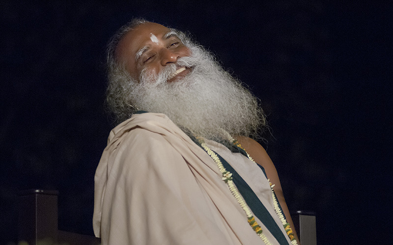 SadhguruJV's tweet photo. If you learn to laugh at your own stupidity, all the rubbish in you will turn into manure very fast. And manure is good for growth. #SadhguruQuotes https://t.co/hvSc0qnAk7