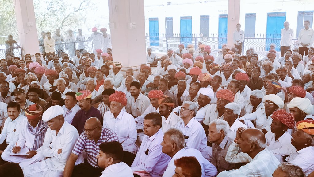 श्री गौतम जी के मेले की तैयारियों को लेकर जालौर-पाली-सिरोही मीणा समाज के प्रतिनिधियों की बैठक में भाग लेकर चर्चा की।

कलक्टर श्री डॉ भँवरलाल सहित अधिकारियों ने बैठक में भाग लिया।

मन्दिर में दर्शन कर श्री गौतम ऋषि महादेव जी और गंगा मैया का आशीर्वाद लिया।

#Sirohi

<a href="/ashokgehlot51/">Ashok Gehlot</a>