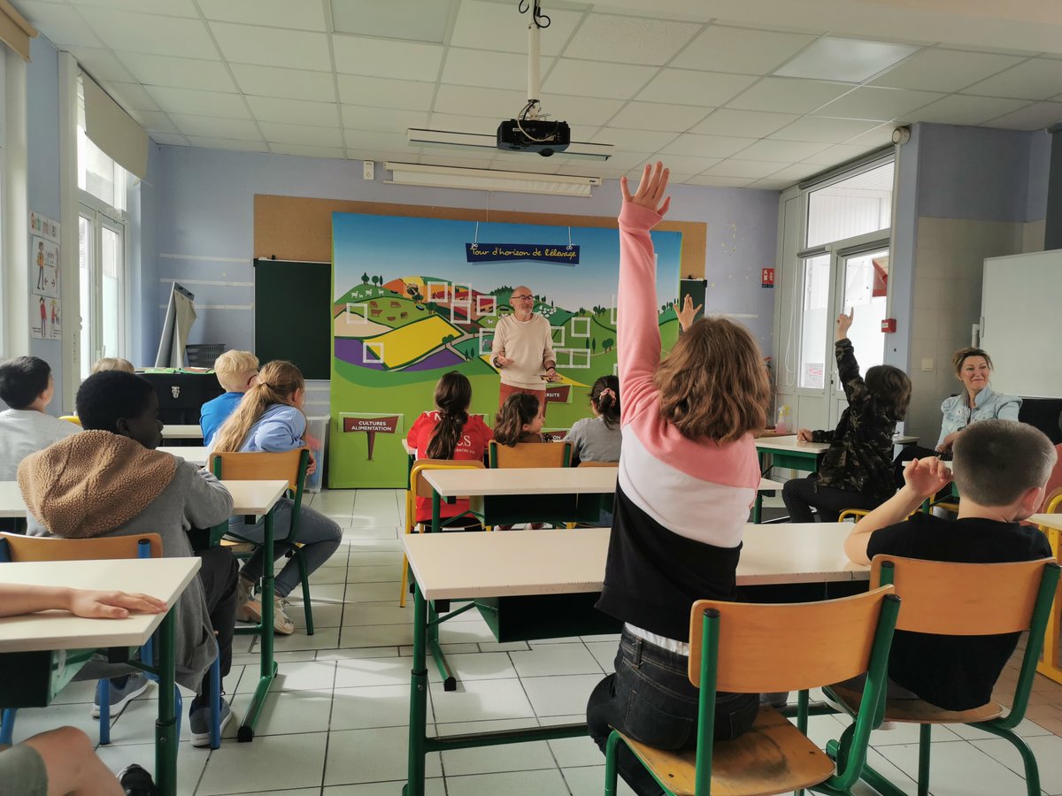 Interbev_Norm's tweet photo. Dans le cadre de l'exposition "Je mange donc je suis" en Normandie, @Interbev_Norm met en place 20 animations #APEV au sein de 12 écoles sur l’agglomération de #Coutances. Ces animations permettent aux élèves de comprendre l’importance de l’#élevage et l’#alimentation équilibrée. https://t.co/VCeBKU6G25
