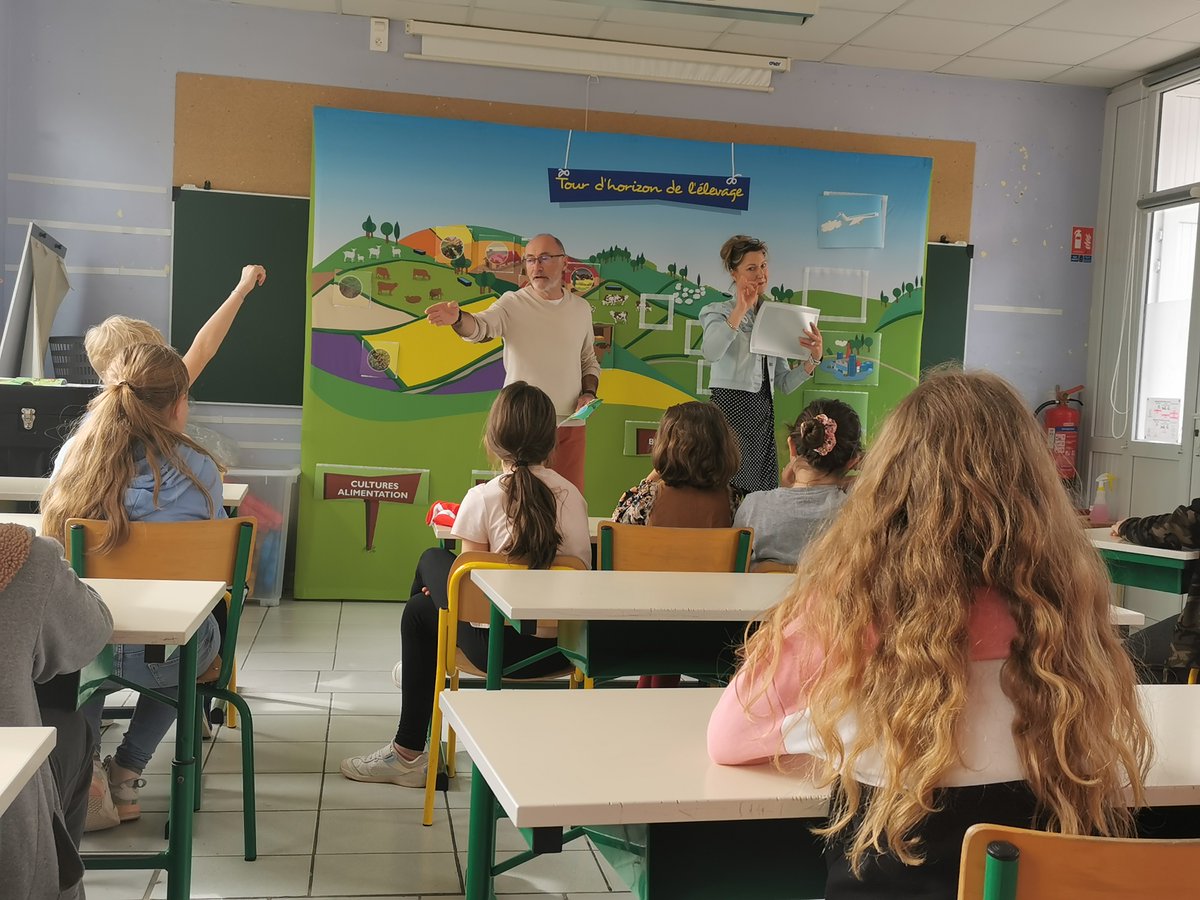 Interbev_Norm's tweet photo. Dans le cadre de l'exposition "Je mange donc je suis" en Normandie, @Interbev_Norm met en place 20 animations #APEV au sein de 12 écoles sur l’agglomération de #Coutances. Ces animations permettent aux élèves de comprendre l’importance de l’#élevage et l’#alimentation équilibrée. https://t.co/VCeBKU6G25