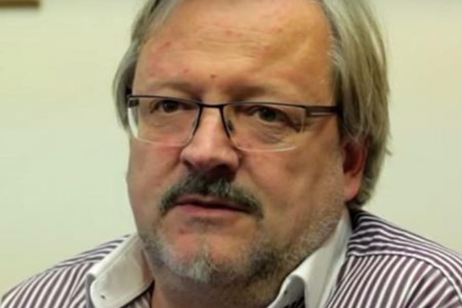 HonzaPalicka's tweet image. Hele, že mě z impotence obviňuje zrovna obézní upocenej šedesátiletej estebák vydávající se za pětadvacetiletou modelku, v tom je taky tak nějak všechno :D Se ti to tu hroutí jak domeček z karet, když lidi zjistitili, co jsi zač, nulo bolševická? :D