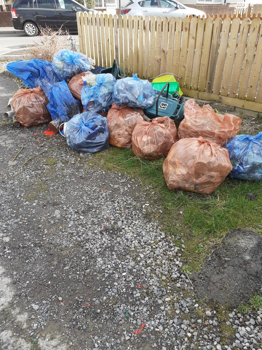 Dyfedpowyscp's tweet photo. Aaron and his team have been taking part in #SpringCleanWeek they have been clearing litter hot spots in Llanelli, this is in support of Keep Britain Tidy’s “Great British Spring Clean” from 25 Mar to 1 Apr. @KWT_Carms @Keep_Wales_Tidy https://t.co/DKc9etDapI