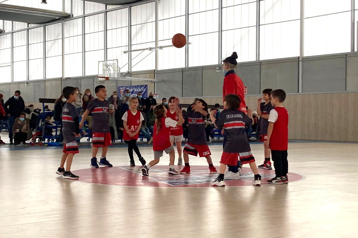 👶 Les primeres cistelles dels més petits del #BàsquetCatalà a les tradicionals Trobades d'Escoles de Bàsquet en imatges 😍

📸 + fotos a flic.kr/s/aHBqjzFWxi | <a href="/BasketPorqueres/">Bàsquet Porqueres</a> <a href="/manresacbf/">Manresa CBF</a> <a href="/CBCastellbisbal/">BasquetCastellbisbal</a> <a href="/CESantNicolau/">CE Sant Nicolau</a>