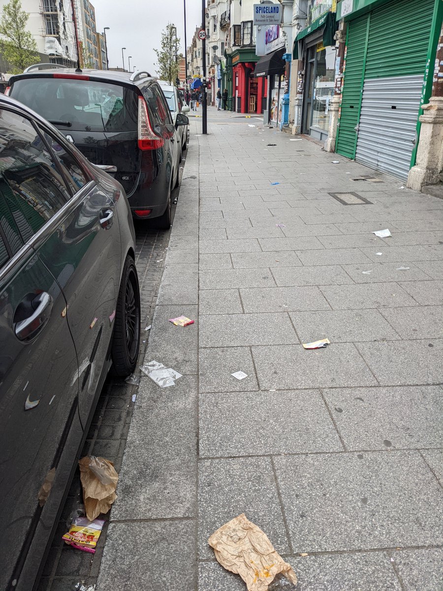 Roopa_Lutz's tweet photo. Too much littering on the streets of West Croydon..where are the cleaners? It looks like a tip at the moment. @yourcroydon @ContactCroydon https://t.co/SSQgd30pZt
