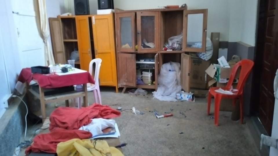 ChinHumanRights's tweet photo. 47 houses & church ransacked & vandalized (pictured), private properties & valuables looted & livestock killed & consumed at will as SAC soldiers from Hakha-based #LIB266 pillaged Zokhua Village in the Twnsp. Costs estd at over 10 mil MMK in loss & damage as entire community fled https://t.co/sRynm8pDlt