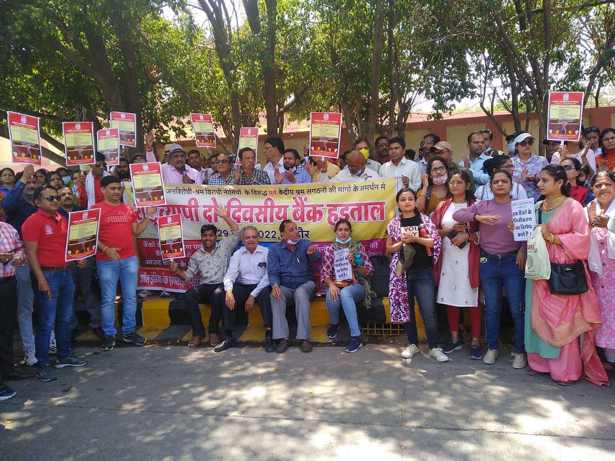 PrashastiBhatt4's tweet photo. 20 करोड़ लोग सड़क पर है....
बात तों जरूर कोई होंगी... 😊
@narendramodi
@nsitharaman
@PMOIndia
#StrikeForNation https://t.co/Vspnxyyrhx