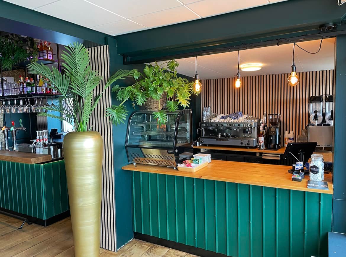 Op maat gemaakte bar voor Paviljoen Pool in Matsloot, aan het Leekstermeer. Kan jouw horecazaak ook wel iets nieuws gebruiken? Onze ervaren ontwerpers &amp; makers denken graag vrijblijvend met je mee! #horecainterieur #maatwerk #horeca #vakmanschap #Indusigns indusigns.nl/horeca-interie…
