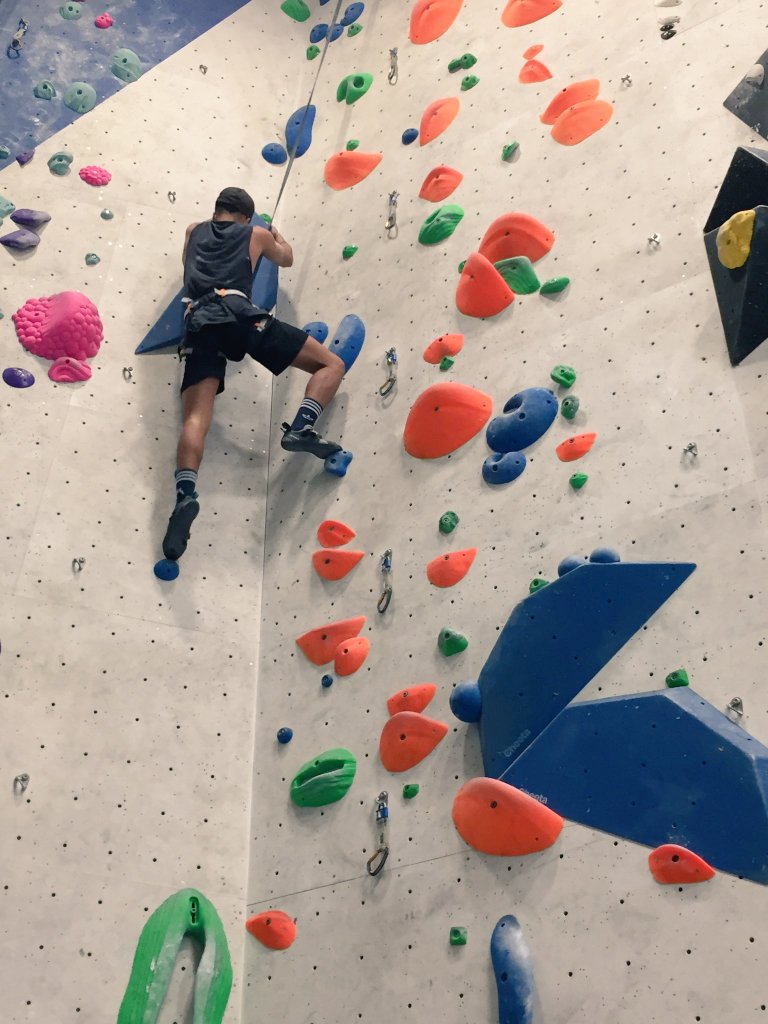 EscuelaIdeo's tweet photo. El alumnado de #Ciclosformativos,  #TECO y #TSEAS,  en el #rocodromo aprendiendo las diferentes técnicas y posibilidades de la #escalada en instalaciones de interior. ¡Una experiencia muy gratificante y atractiva! #IdeoFP https://t.co/0TpVvHfebc