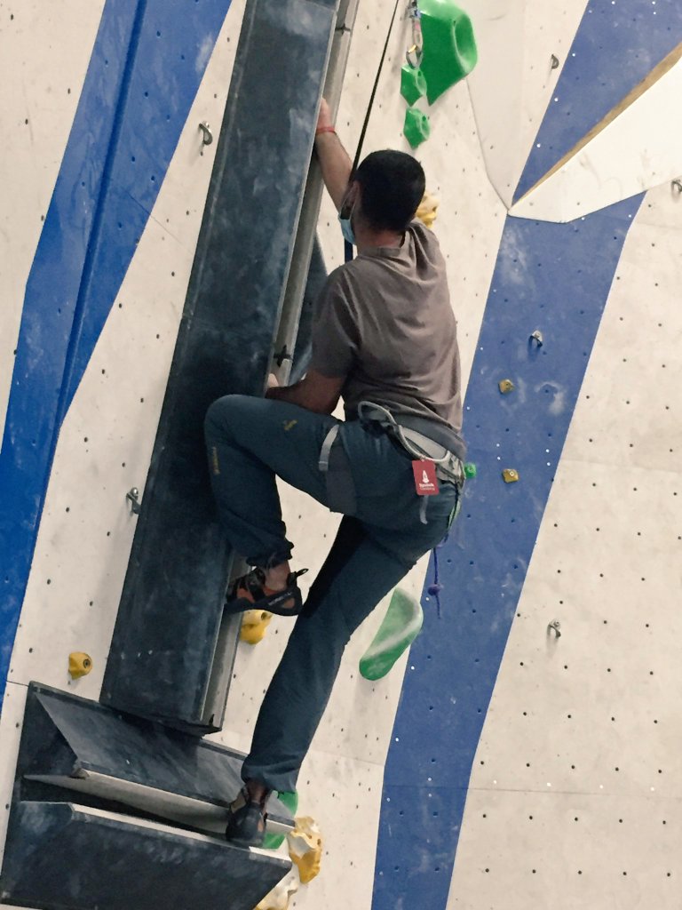 EscuelaIdeo's tweet photo. El alumnado de #Ciclosformativos,  #TECO y #TSEAS,  en el #rocodromo aprendiendo las diferentes técnicas y posibilidades de la #escalada en instalaciones de interior. ¡Una experiencia muy gratificante y atractiva! #IdeoFP https://t.co/0TpVvHfebc