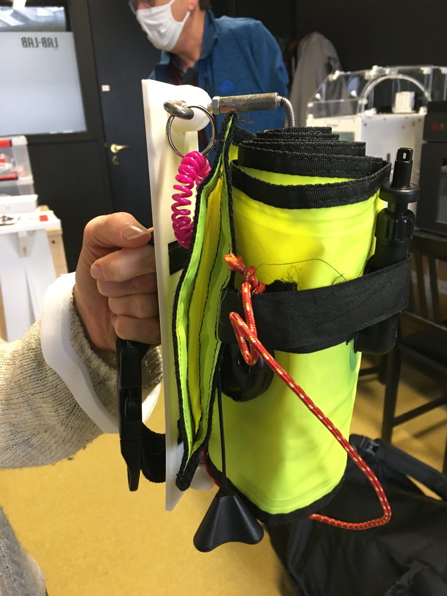 MayHumanLab's tweet photo. Amputé du bras gauche, il avait besoin d'une aide technique fiable et simple à mettre en œuvre. Ainsi a-t-il a fait appel à plusieurs bénévoles de l'association qui, grâce à l'impression 3D et autres procédés de fabrication, ont réussi à mettre au point le dispositif. (2/2) https://t.co/oufiUu2nxj