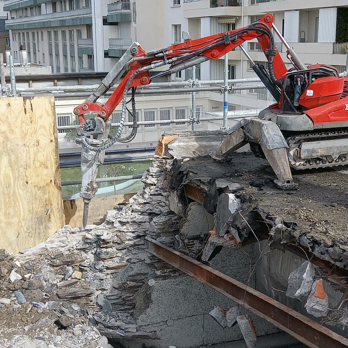 GroupeLOXAM's tweet photo. [#Déconstruction] Loxam TP, votre spécialiste des matériels lourds et de la déconstruction est présent à Angers avec OCCAMAT pour la démolition du cinéma "Les variétés". 👷‍♂️Notre robot de démolition et ses accessoires BRH et cisaille béton sont en action pour ce chantier ! https://t.co/6pDAc4nnZ0