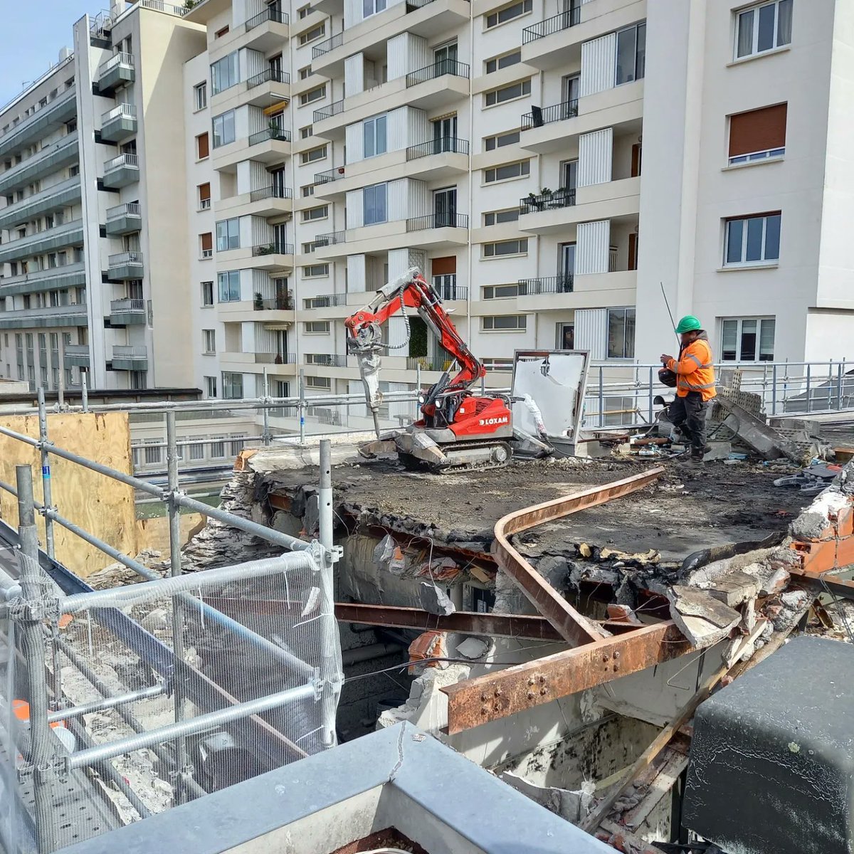 GroupeLOXAM's tweet photo. [#Déconstruction] Loxam TP, votre spécialiste des matériels lourds et de la déconstruction est présent à Angers avec OCCAMAT pour la démolition du cinéma "Les variétés". 👷‍♂️Notre robot de démolition et ses accessoires BRH et cisaille béton sont en action pour ce chantier ! https://t.co/6pDAc4nnZ0