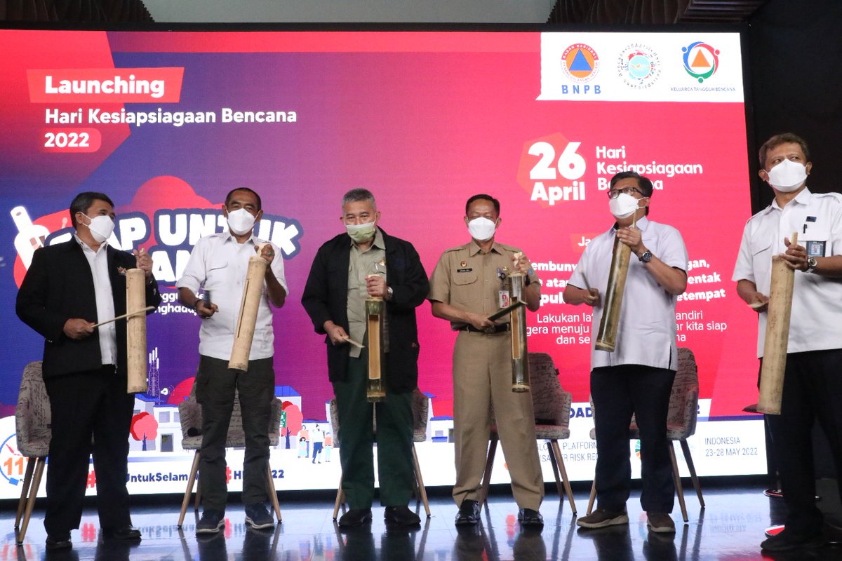 BNPB_Indonesia's tweet photo. BNPB secara resmi meluncurkan Hari Kesiapsiagaan Bencana (HKB) Tahun 2022 Senin (28/3). Peluncuran tersebut dilakukan secara simbolis dengan memukul kentongan oleh perwakilan unsur ‘Pentaheliks’ penanggulangan bencana.

Selengkapnya: https://t.co/PxfLs0ZEwE

#SiapUntukSelamat https://t.co/0MVbr8BnkY
