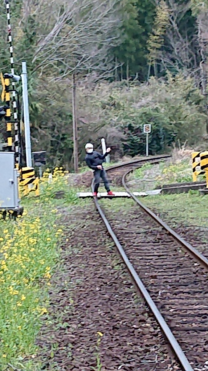 AoShigetake's tweet image. デビューアルバムの後ろ姿ジャケットの写真を撮影した駅にいきました！懐かしい。#startingline #上総大久保駅