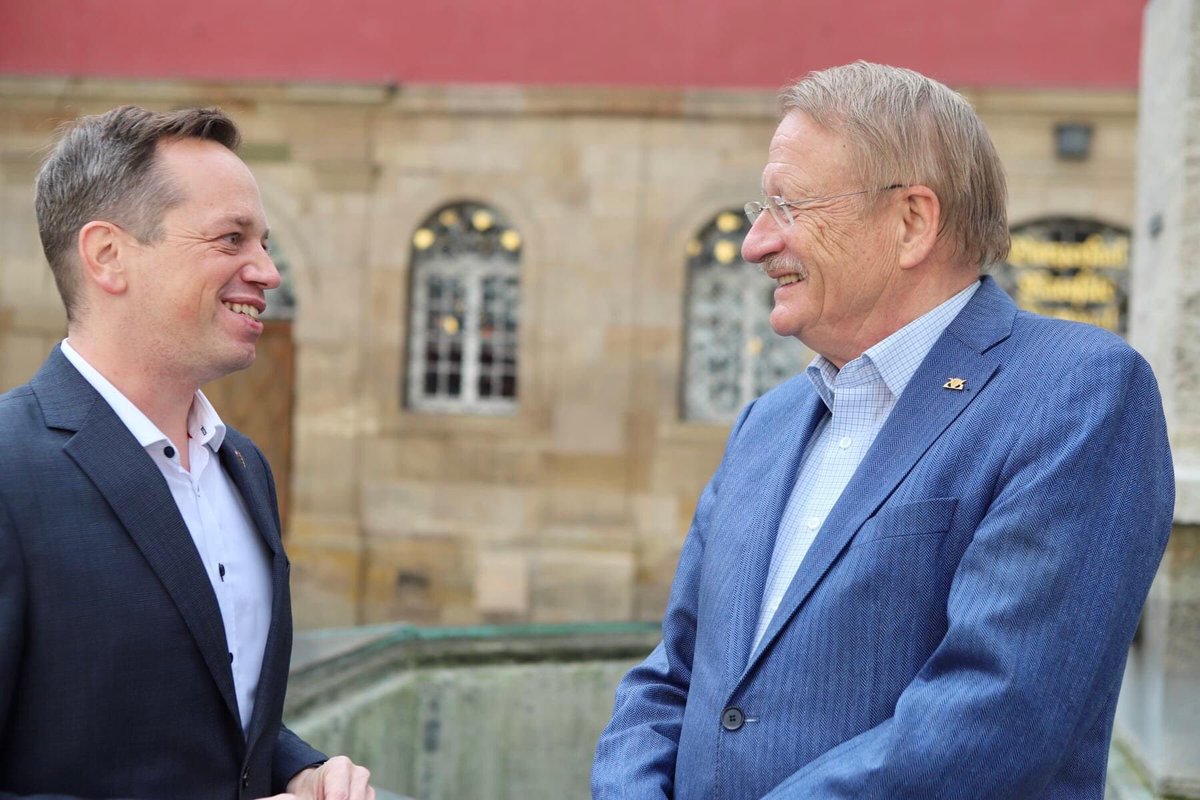 nicolasfink_mdl's tweet photo. Herzlichen Glückwunsch zum Geburtstag lieber Wolfgang Drexler...in deine #Fußstapfen treten zu dürfen, ist nach wie vor eine große #Ehre für mich.
Alles Gute, Gesundheit und viel Kraft! #ehrenbürger #stadtesslingen #esslingen #landtagbw #spdbw #wolfgangdrexler https://t.co/Ce47BLBzX5