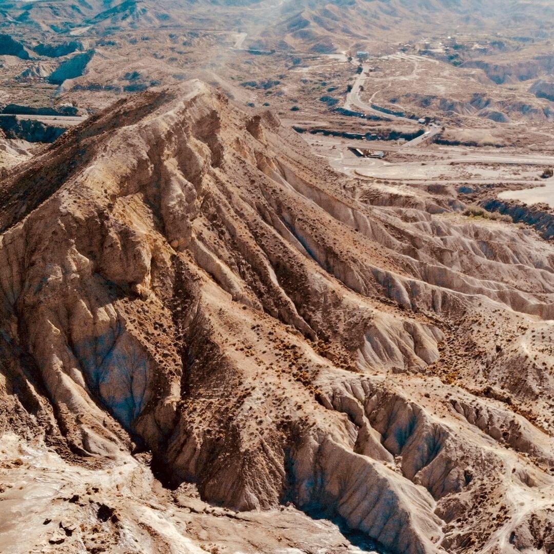 vipealo's tweet photo. ¿El Hollywood europeo? 🎞️
Muchos llaman así al Desierto de Tabernas (Almería)

🎬 Ha sido escenario de muchos rodajes. Por aquí han pasado Steven Spielberg, Clint Eastwood y Sophia Loren, entre otros.
⭐ Actualmente se ruedan videoclips y anuncios de televisión.

#almería https://t.co/O79lirBb7w