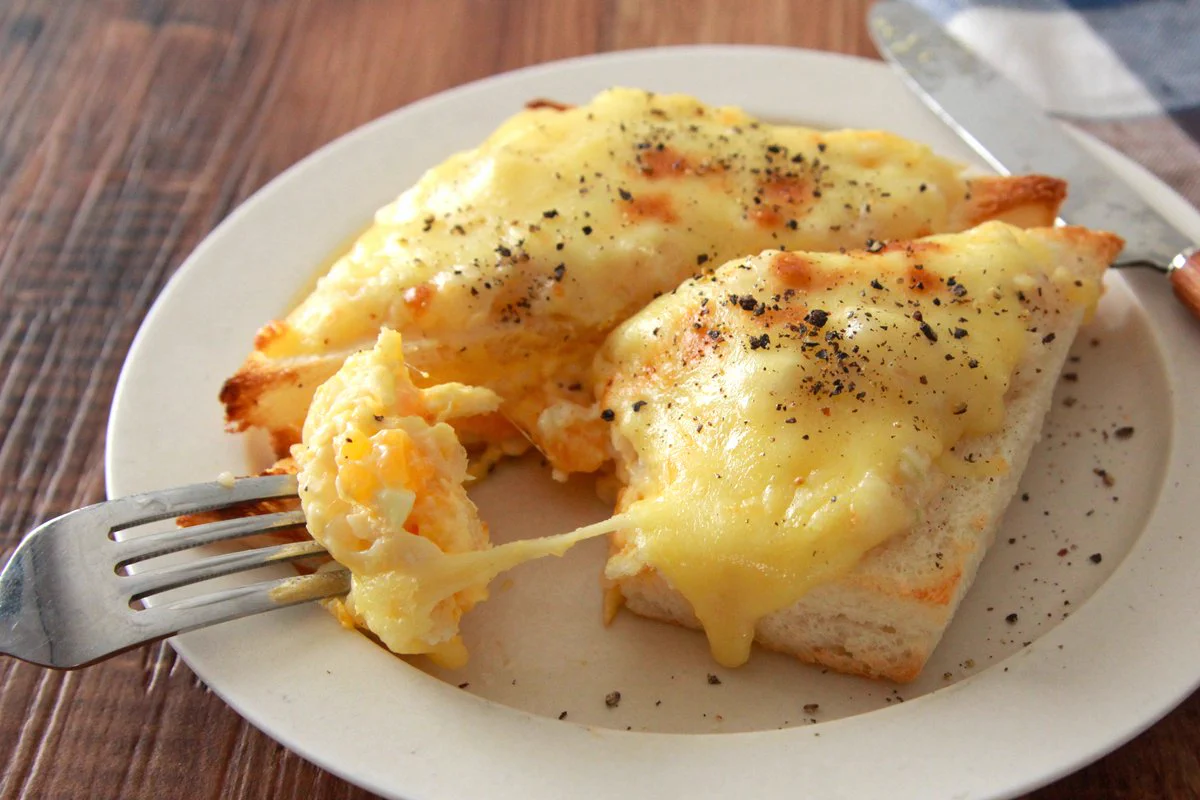 お店で出てきそうなトーストに仕上がる？！新玉ねぎ×たまごサンドレシピ！